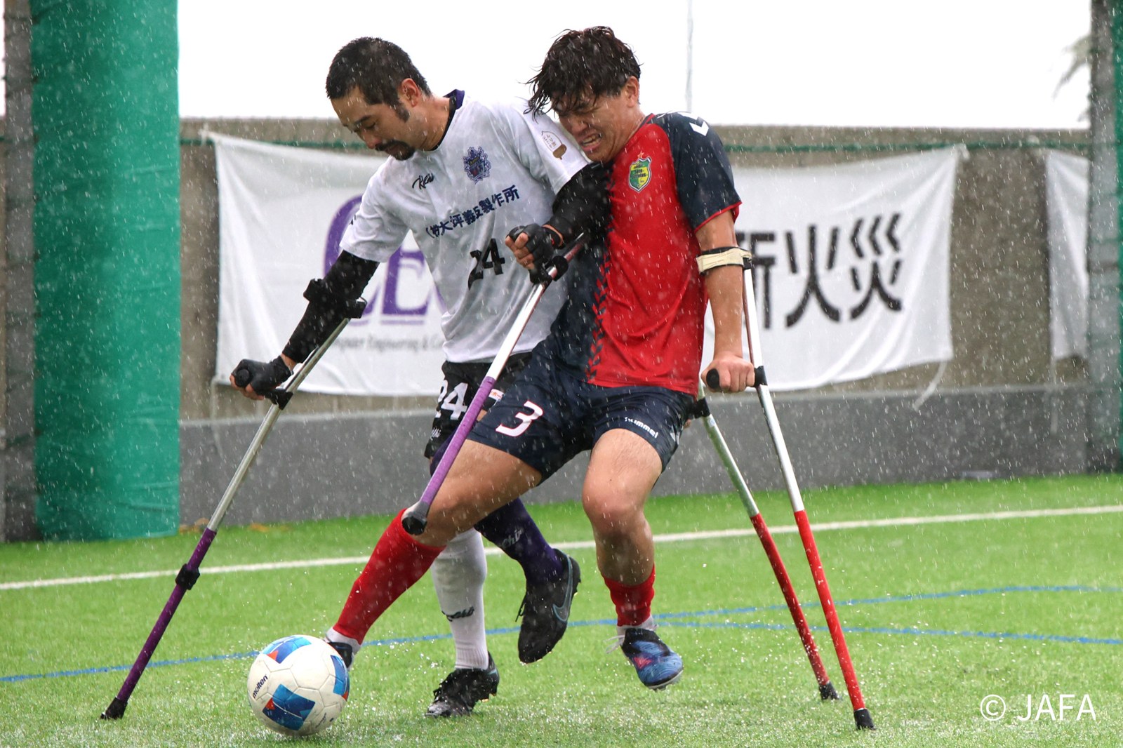 雨の中の激しいボールの奪い合い（A-pfeile広島AFC vs 関西Sete Estrelas）